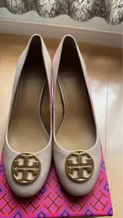 TORY BURCH パンプス ベージュ ゴールドロゴ　訳あり