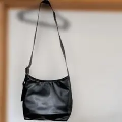 ブラック合成皮革ショルダーバッグ幅32cm