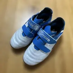 umbro サッカーシューズ ホワイト/ブルー　屋内用　22cm