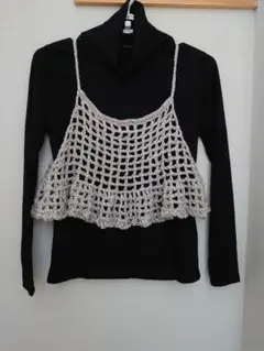 グレーのフリル付きクロシェビスチェ