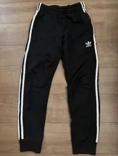 adidas ブラック ジョガーパンツ ストライプ