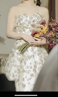 ウェディングドレス　カラードレス　ビーズ　刺繍　ゴールド　Aラインドレス