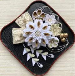 つまみ細工　髪飾り　白・ゴールド　着物　振袖　袴　成人式　卒業式　前撮り