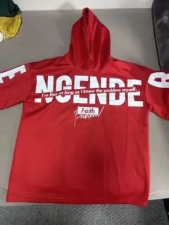 赤フード付きパーカー