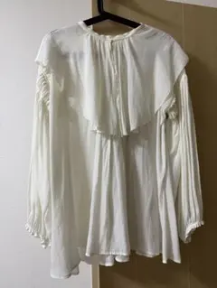 ホワイト フリル付きブラウス 長袖