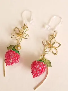 No.388 ぷっくり 可愛い 小粒 いちご 樹脂ピアス ハンドメイド