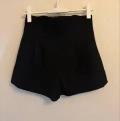 グレイル　黒 タック入り ショートパンツ