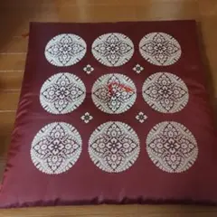赤い花柄刺繍の座布団