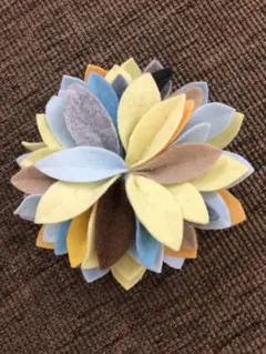 花形フェルトブローチ　ハンドメイド