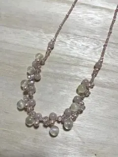 優しいピンクカラーのハンドメイドネックレス 淡いローズ調 ビーズデザイン