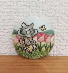 ハンドメイド　くるみボタンの刺繍ブローチ　チューリップ