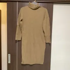 ベージュ ニットタートルネックワンピース