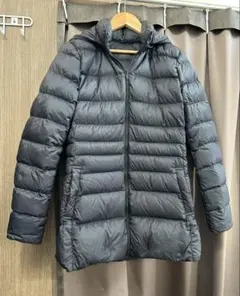 フード付き ブラックダウンジャケット