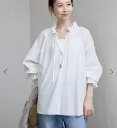 スローブイエナ　SLOBE IENAタイプライターフリルカラーブラウス　白