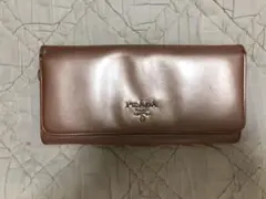 プラダ　長財布　オレンジ系　エナメル