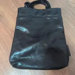 革　黒バッグ