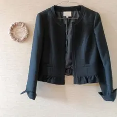 ブラックノーカラージャケット フリル付き