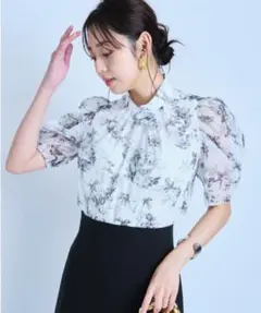 新品】JUSGLITTYカットワーククロップドブラウス - メルカリ