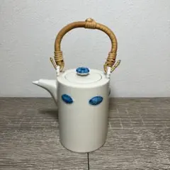 D-4 昭和レトロ 急須 白磁 立体青花紋 藤手 ハンドル ティーポット