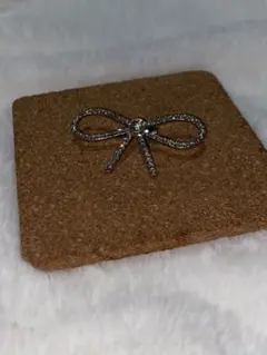 ディオール Dior キャットモチーフ ブローチ 猫 回転ピン ライン
