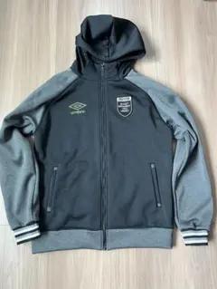 umbro アンブロ　フード付きジップアップパーカー 黒とグレー