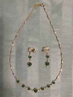 緑の石のネックレスとイヤリングセット