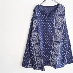 エスニックコットンシャツ　アジアンカットソー　ドット風の菱形とフラワー柄　紺系のサムネイル