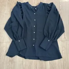 【ヘルム】しまむら　ノーカラー　ブラウス　袖バルーン　パールボタン　ブラックのサムネイル