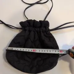 黒いキルティングショルダーバッグ