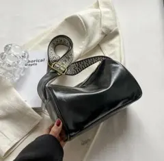 ミニ ショルダーバッグ ブラック エナメル調 ショルダー 織物風 斜め掛け