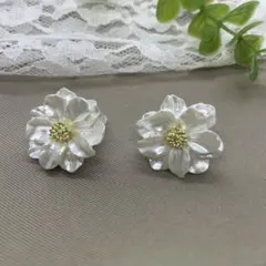 【金属アレルギー対応】上品 フラワー セラミックポストピアス
