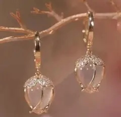 チューリップ 清楚系ピアス 華奢 エレガント 上品 つやつや ゴールド 小ぶり