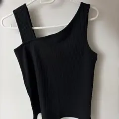 タンクトップ　ブラック　アシンメトリー 肩出し