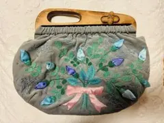 ハンドメイドバッグ花の刺繍　木製の持ち手　グレーの地ブルー、紫、緑、ピンクの刺繍