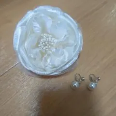 ホワイト花ブローチとパールイヤリングセット