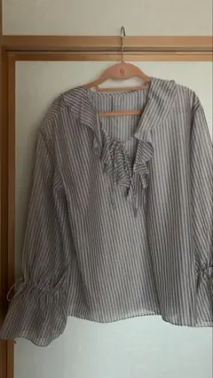 ユナイテッドアローズ、美品ストライプ フリル付き Vネック シャツ