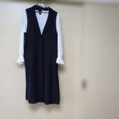 ノーカラー ロングベスト 黒に近いネイビーと白のコンビネーション