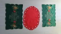 クリスマス テーブルマット 3枚セット（緑2枚・赤1枚）刺繍入り