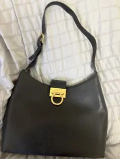 【フェラガモ】ブラックレザーショルダーバッグ
