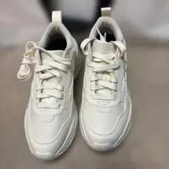 Puma 厚底ホワイトスニーカー