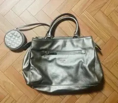メタリックシルバー ハンドバッグ GUESS 1981のサムネイル