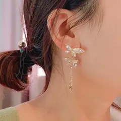 【新品】 両耳用 キラキラ 蝶 クリスタル ロングピアス ゴールド