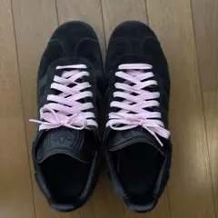 ブラックスエードスニーカー ピンク靴紐