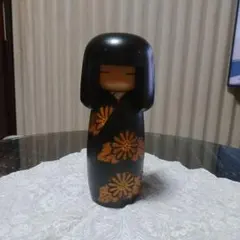 伝統的な木製こけし 黒色着物(光宝作)