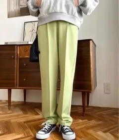 センタープレススラックス カラーテーパードパンツ　ライトグリーン