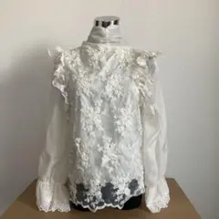 フリル刺繍入りホワイトブラウス