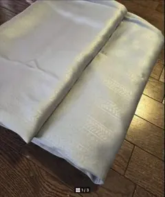 淡いグレーグリーンの葉模様生地