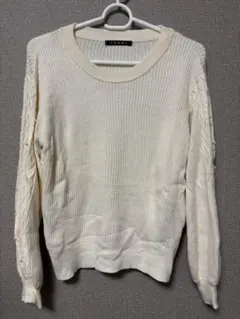 INGNIのアイボリー ケーブルニットセーター 長袖