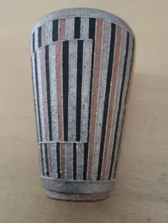 ストライプ模様の円錐形陶器