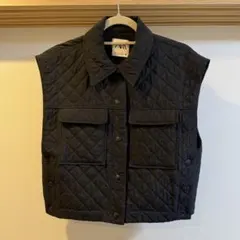 黒いキルティングノースリーブベスト